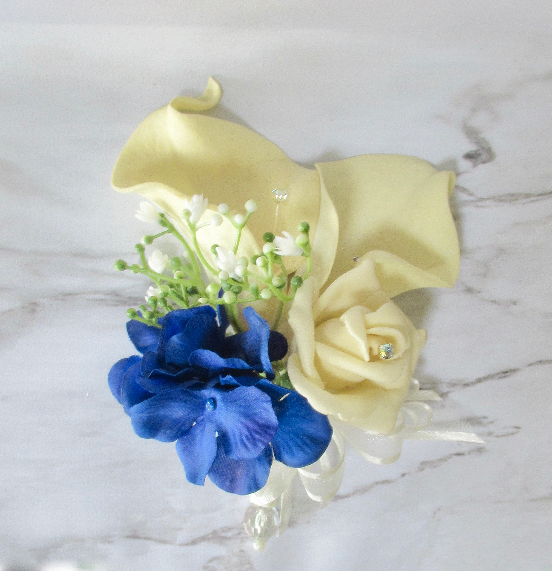 Cream and navy blue corsage
